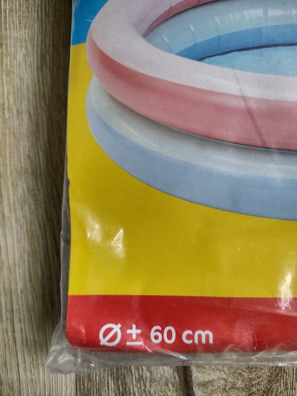 Mooi nieuw opblaasbare zwembad in pastel kleur. Baby zwembad