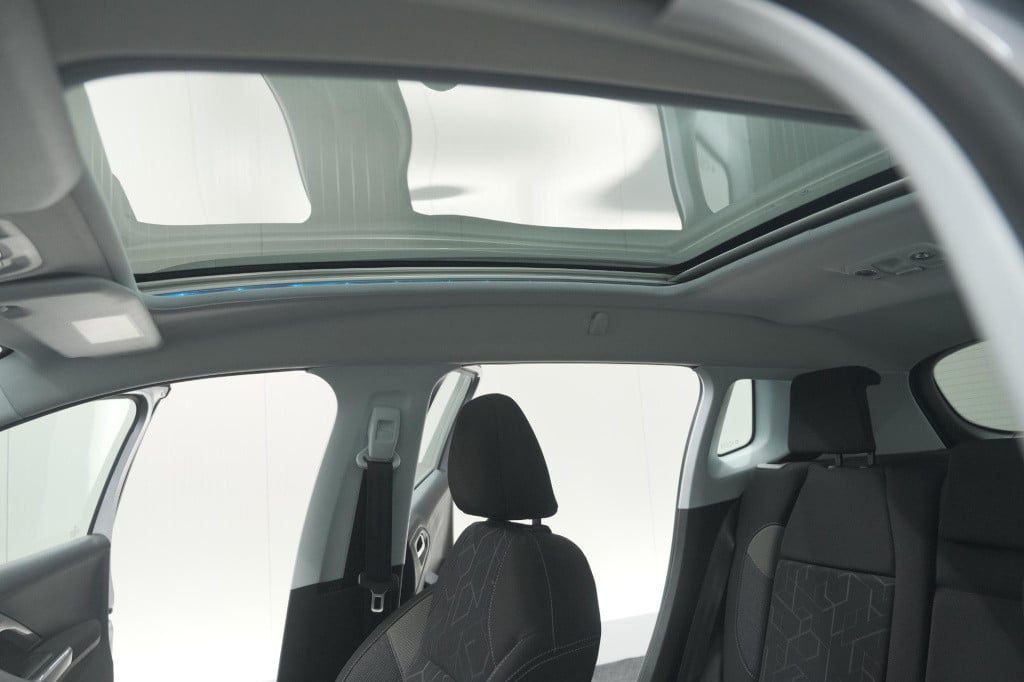 Peugeot 2008 puretech 82 blue lion | trekhaak | panoramadak | navigatie | p