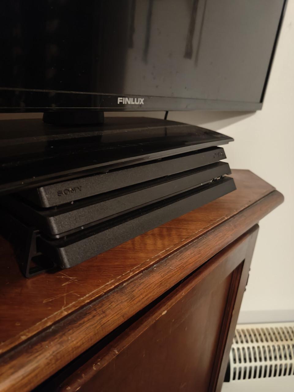 Playstation 4 pro incl 2 controllers