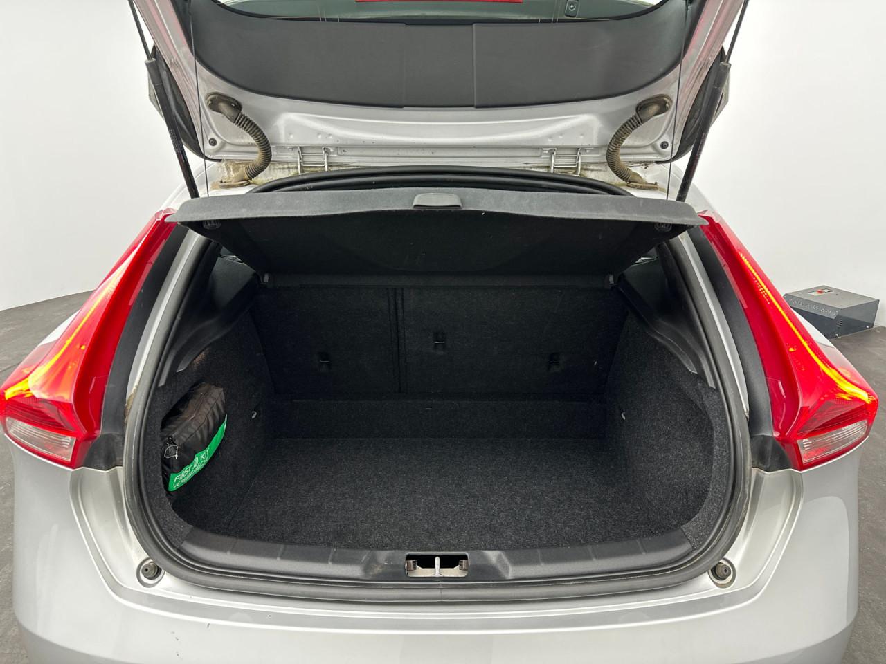 Volvo V40 2.0 T2 R-Design - FULL LED - DEALER OND - NAVI