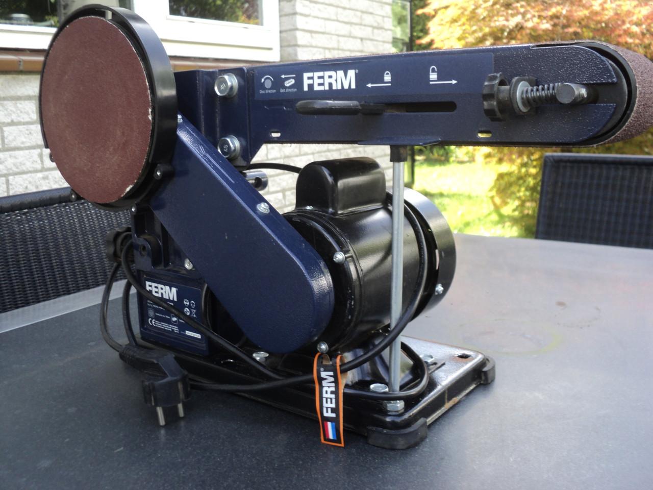 Ferm bandschuurmachine met tal van nieuwe banden 35,-