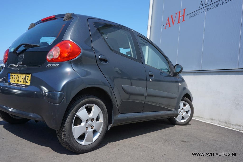 Toyota Aygo 1.0-12v sport