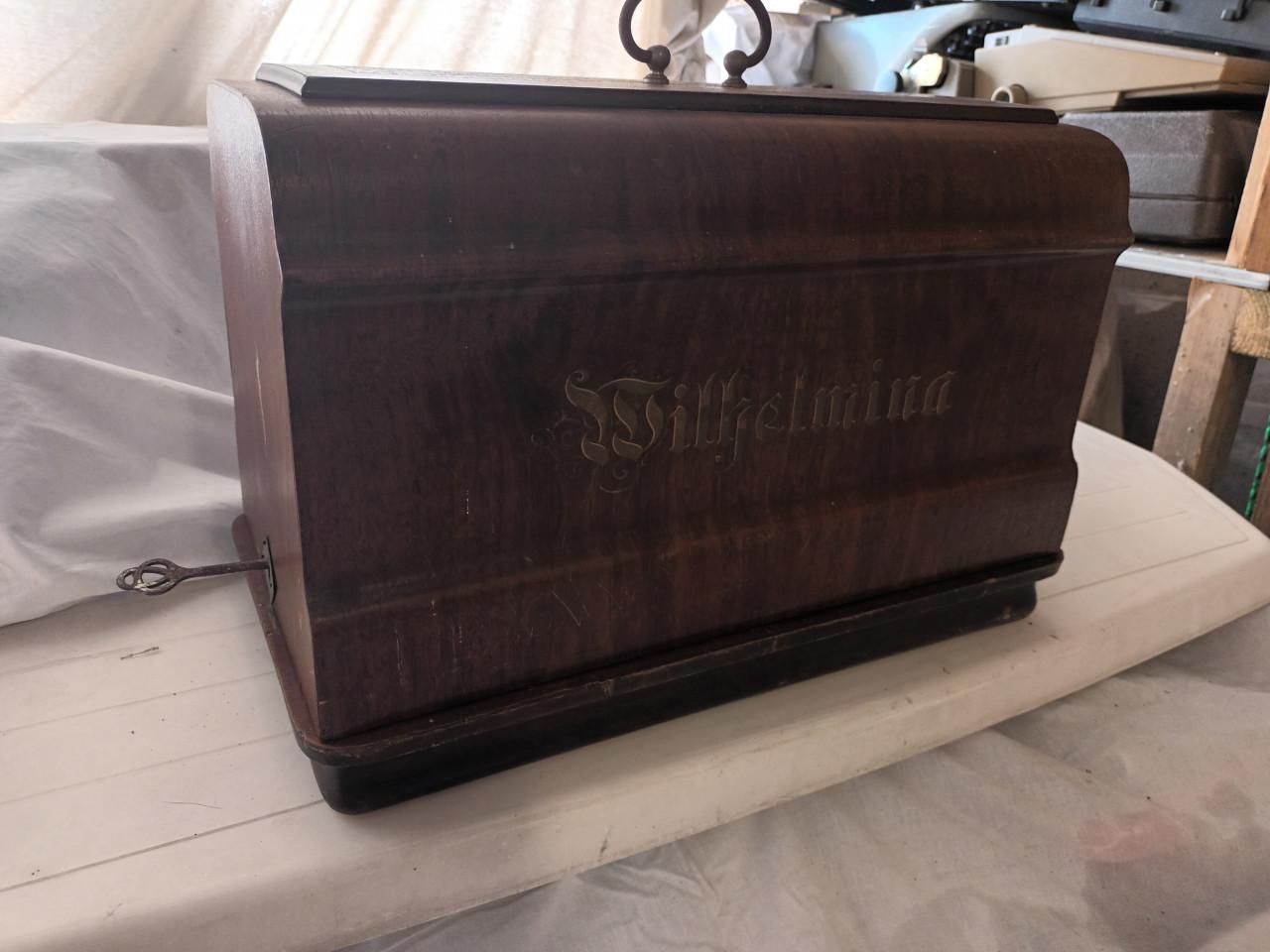 Antiek naaimachine Wilhelmina