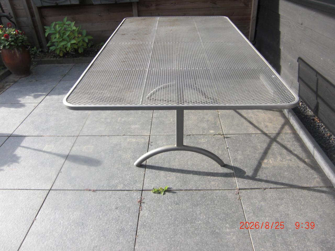 Tuintafel metaal    (gratis ophalen)