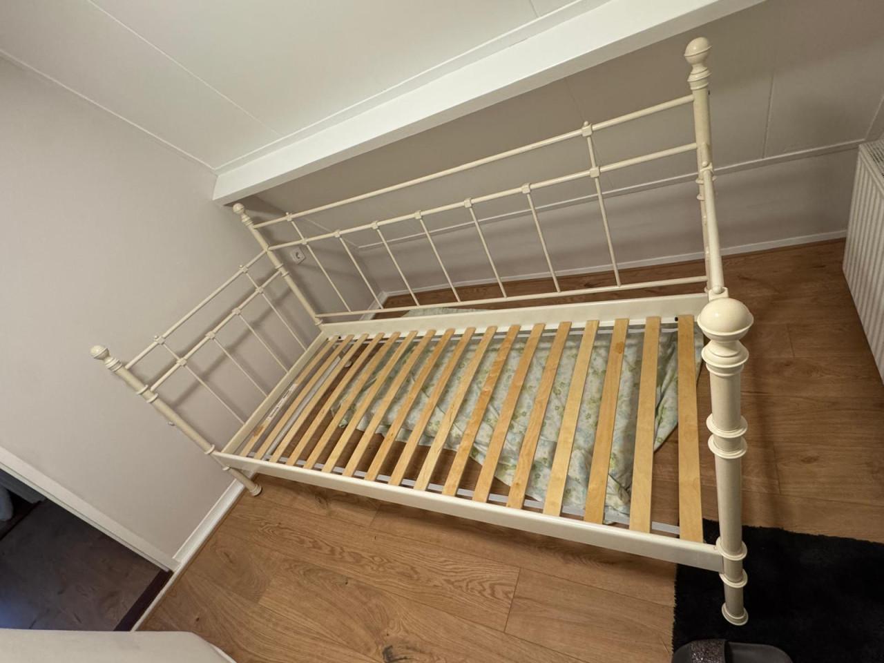 Wit metalen bed van Ikea, model Tromsnes