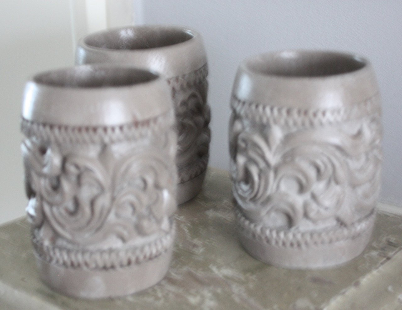 Set van 3 huten bewerkte potjes