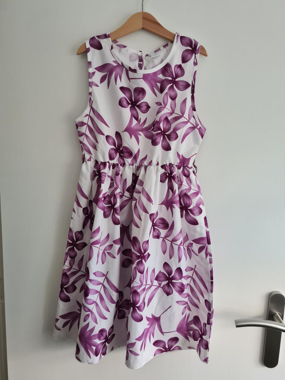 Prachtig mouwloos zomerjurkje in het wit met paarse bloemen Mt 134-140