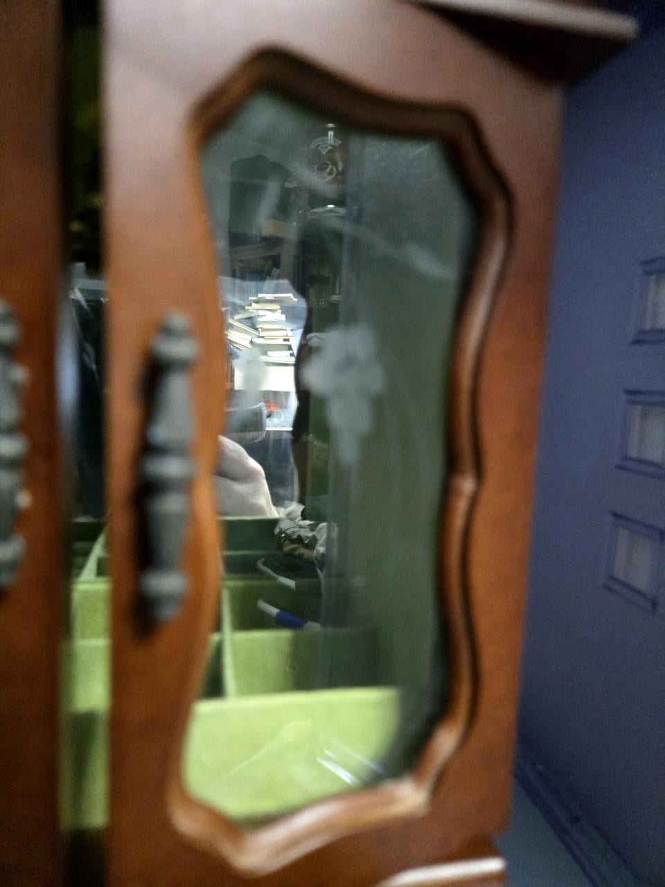 Houten vintage sieradenkastje met twee glazen deurtjes