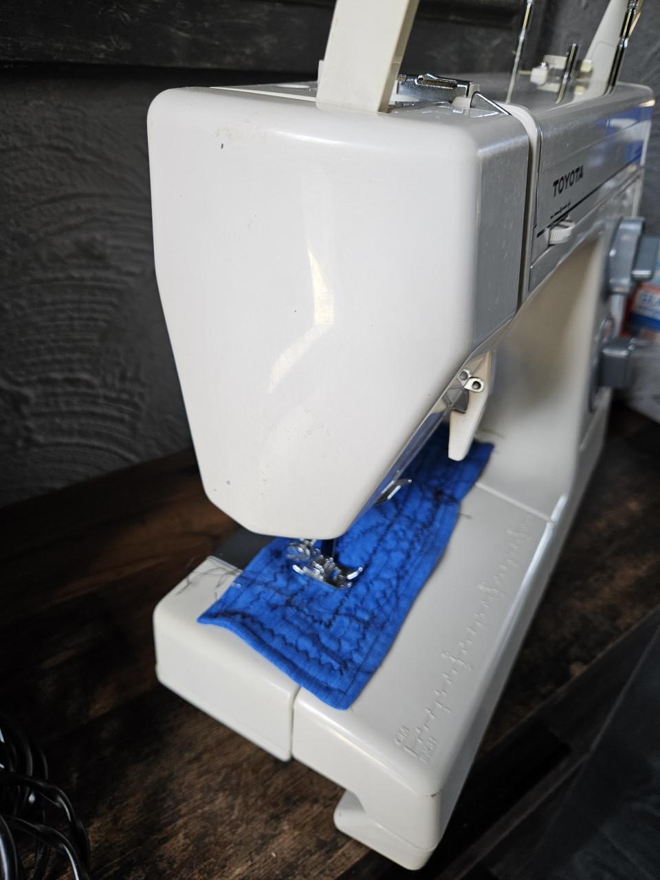 Toyota Naaimachine Model 590E - Compleet met Accessoires