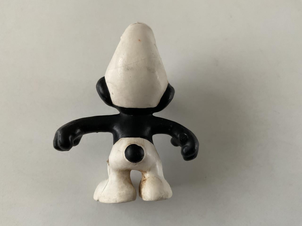 Smurf. Nr. 2.0007.   Ruimte tussen tanden zwart.     Peyo op rechter arm.