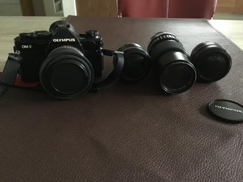 Analoog camera Olympus Om 2  plus lenzen ZUIKO 1;8 PLUS ZUIKO 1.4  -75-150