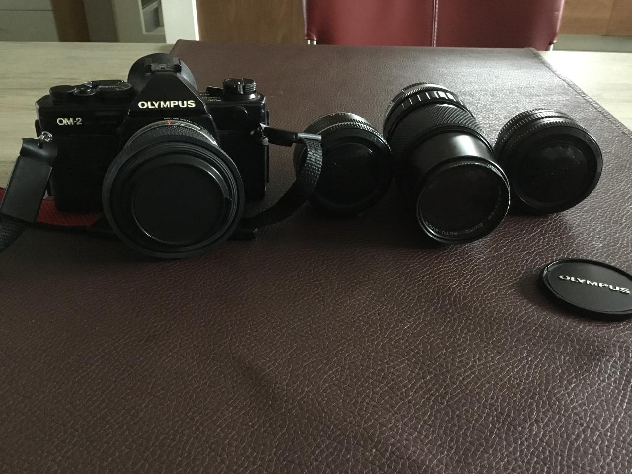 Analoog camera Olympus Om 2  plus lenzen ZUIKO 1;8 PLUS ZUIKO 1.4  -75-150