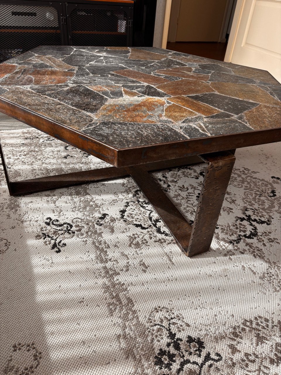 Salontafel 6 hoekig leisteen in beton.