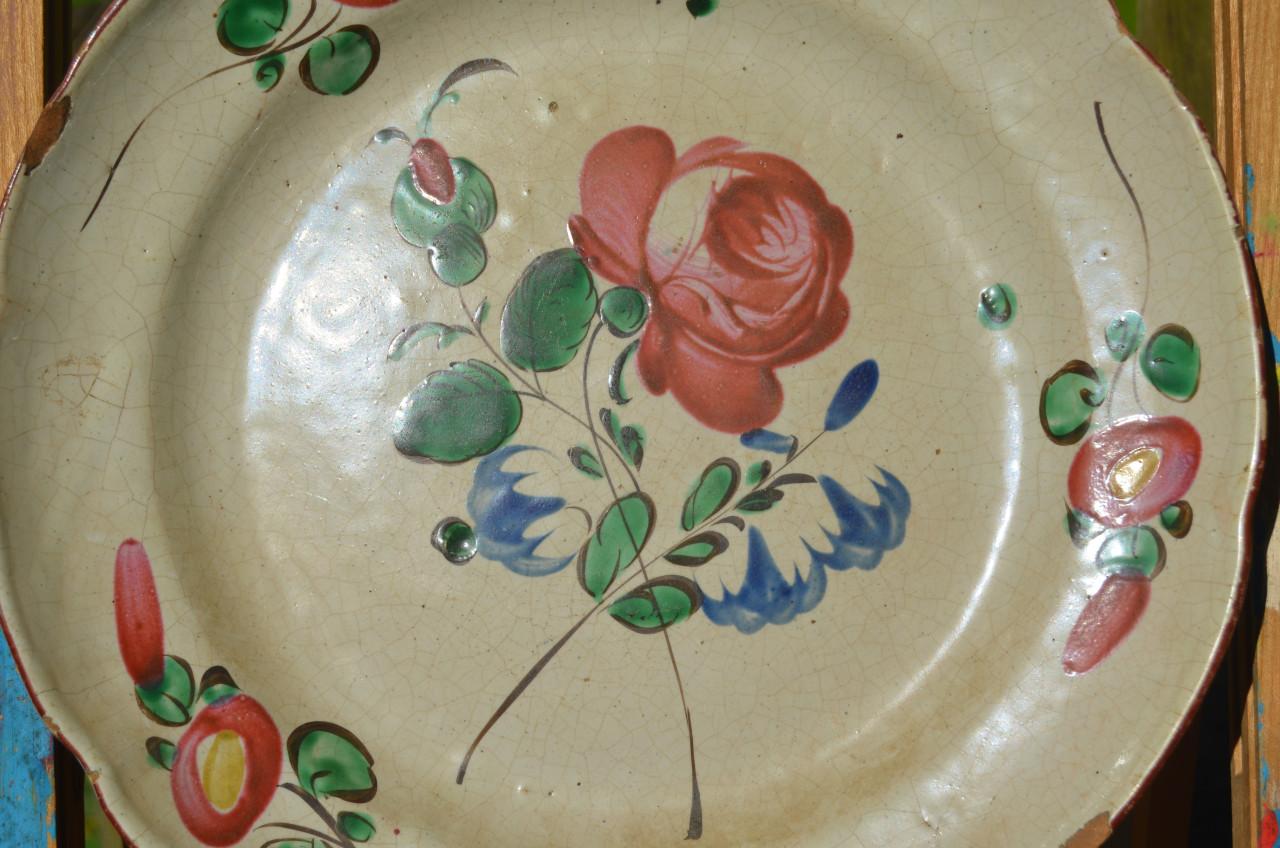 Div. aardewerk borden floraal decor op 1 na, 19e/20e eeuw (1)