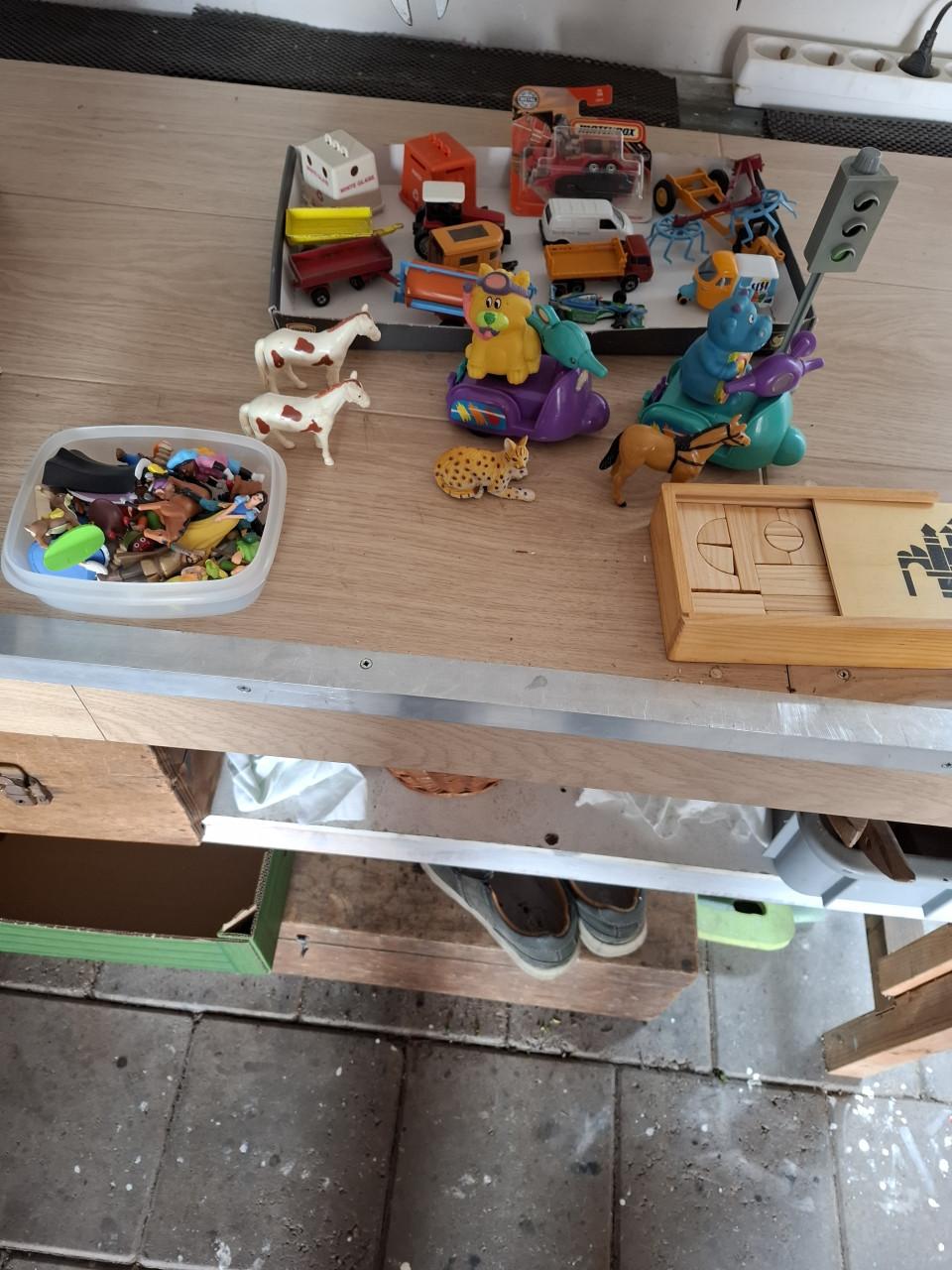 Dooos vol met kleine speeltjes