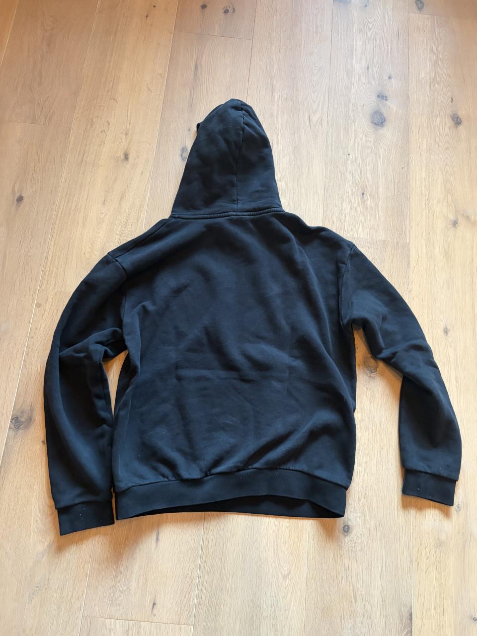 Zwarte hoodie van FOUR Amsterdam