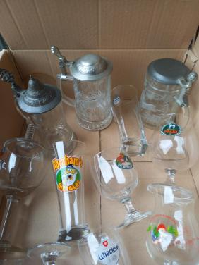 Mooie bierglazen en bierpullen met deksel en opdruk