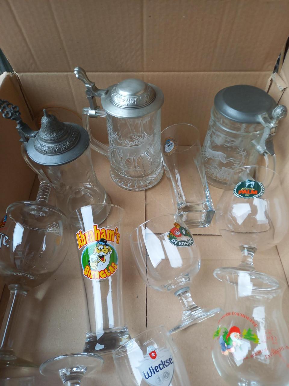 Mooie bierglazen en bierpullen met deksel en opdruk