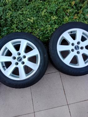 4 winterbanden op velgen velgen