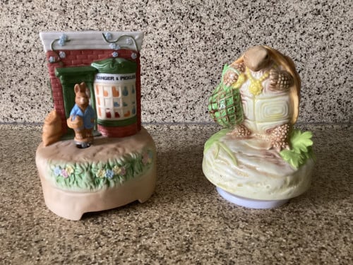 2 Muziekdoosjes.  Beatrix Potter. Porcelein Mr. Alderman Ptolemy. Schmid.