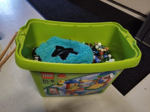 Ca. 10kg knikkers + knikkerzak + diabolo