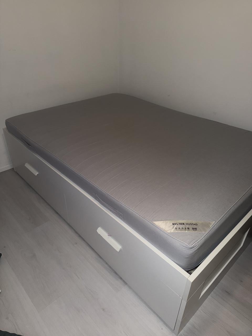 IKEA bed twijfelaar (140x200) met 4 lades.