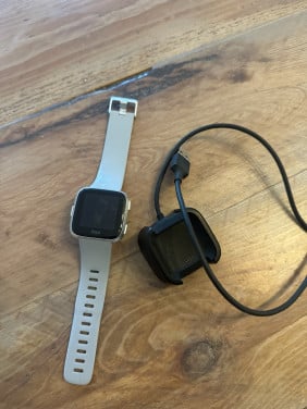 Fitbit Versa met grijs bandje