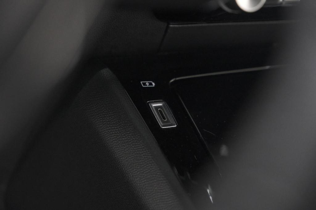 Peugeot 208 puretech 100 eat8 allure pack | camera | apple carplay | parkee