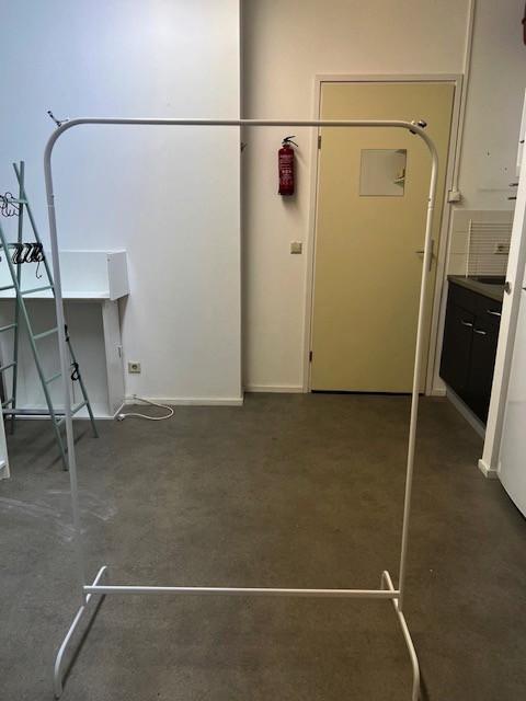 Kasten,  kledingrekken, balie, houten kratten te koop voor kleine prijsjes!