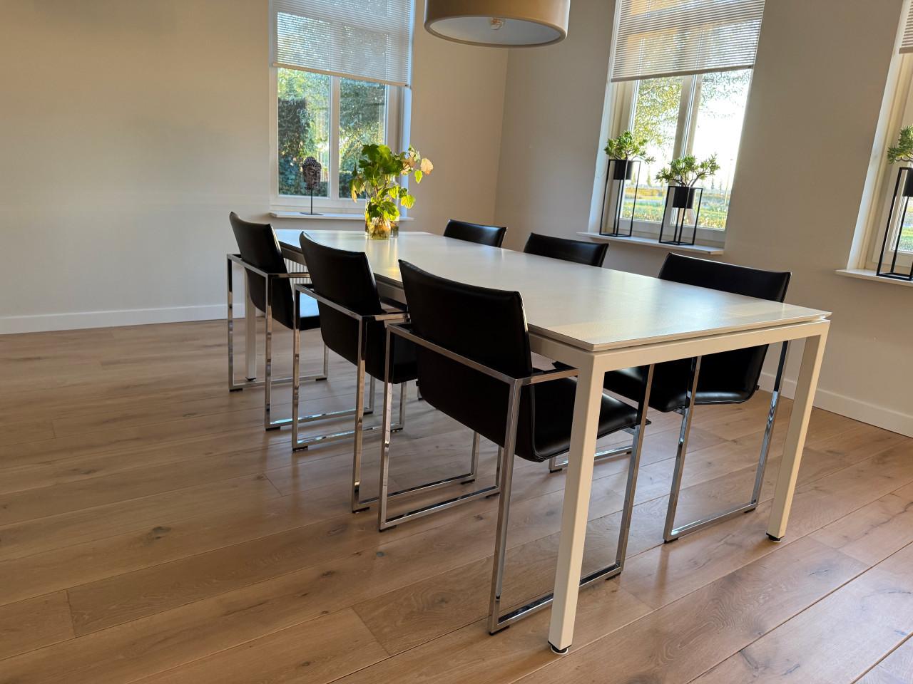 Eethoek met Arco Frame stoelen en Metaform witte tafel