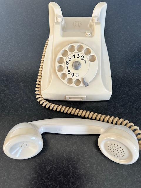 Oude PTT telefoon, met draaischijf.