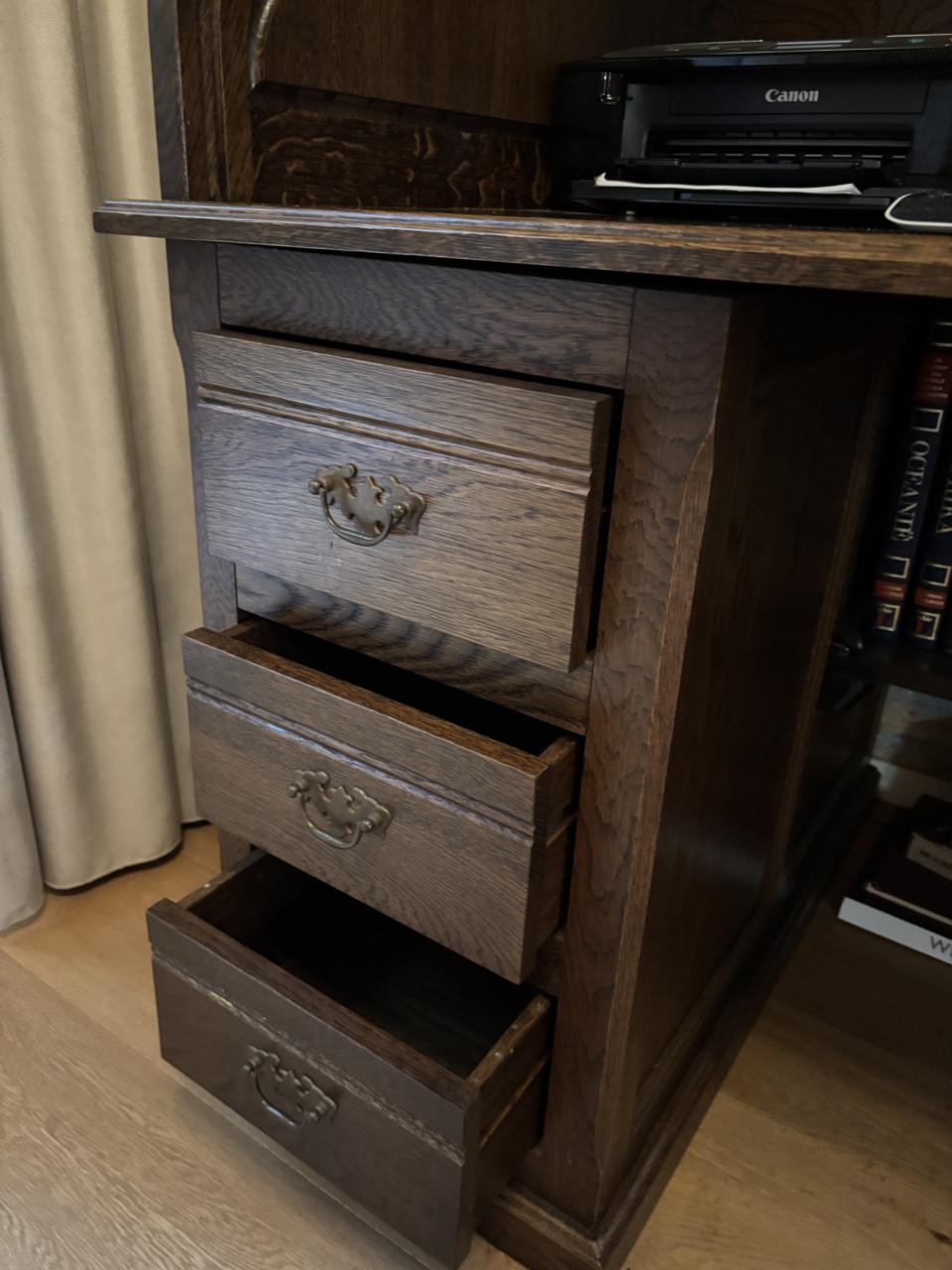 Antiek bureau met bijpassende stoel