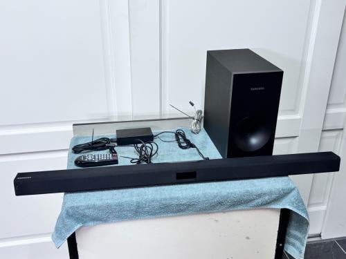 Samsung HW-F350 soundbar met subwoofer.