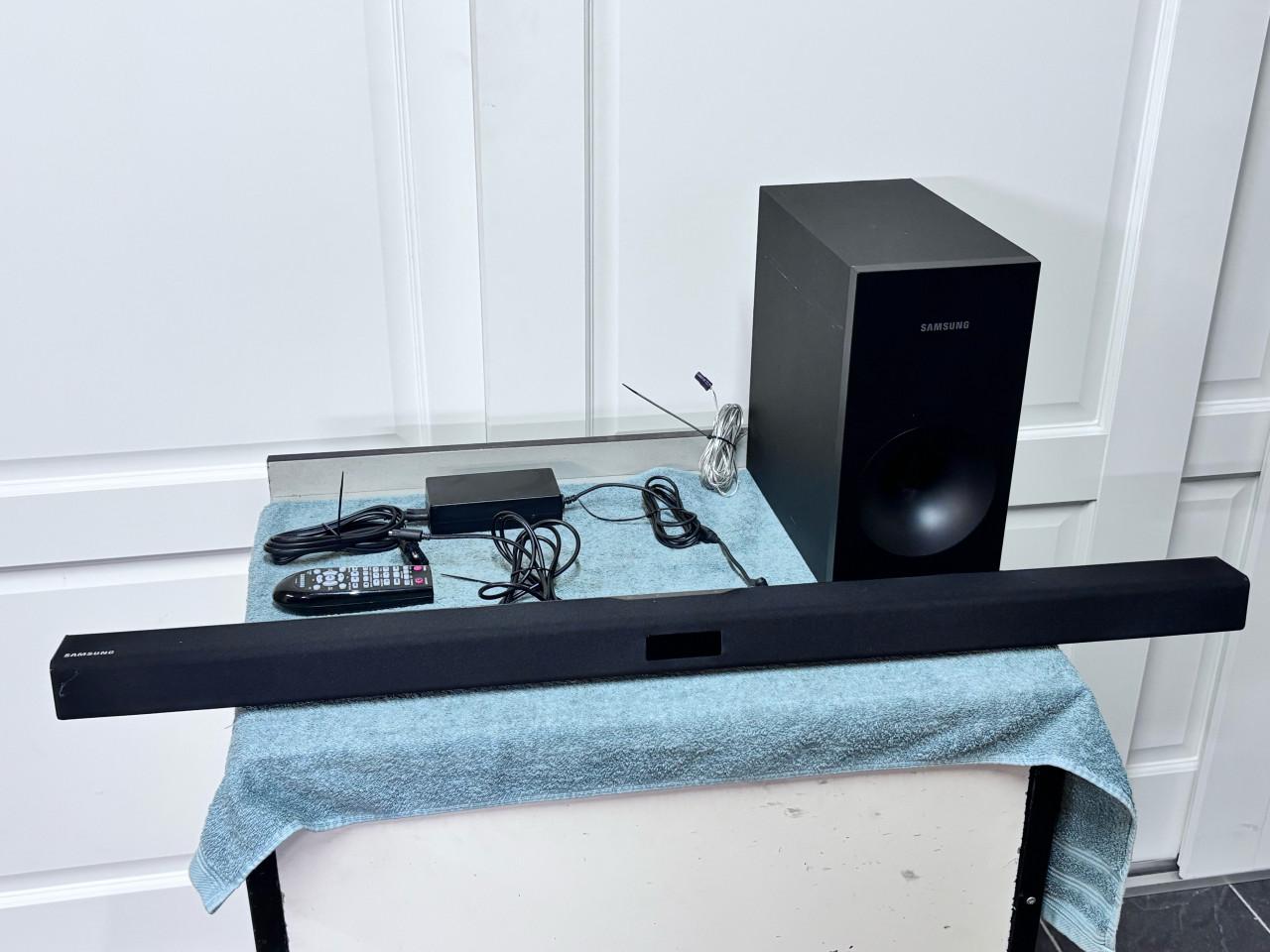 Samsung HW-F350 soundbar met subwoofer.