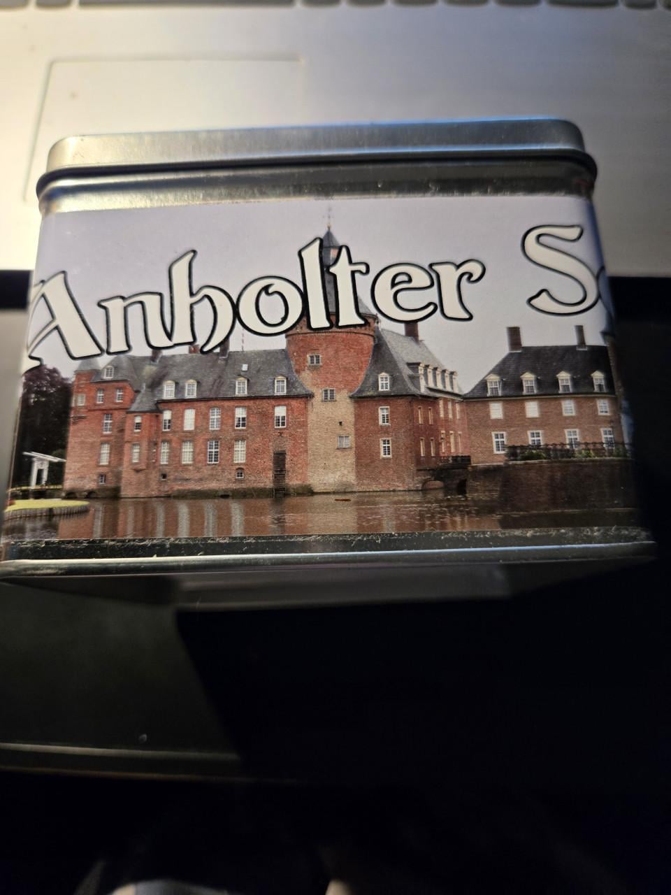 Blik met een afbeelding van Wasserburg Anholt, 11.5x11.5x9 cm