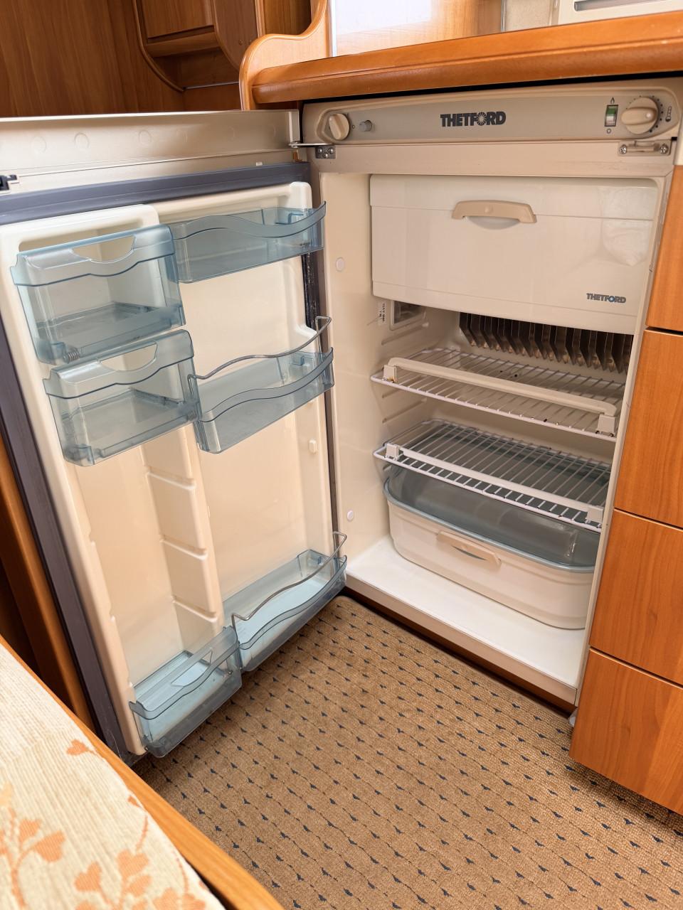 Hobby 410 SFE caravan met voortent en mover (zeer compleet!)