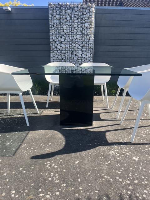 Glazen vierkante tuin eettafel met zwart granieten voetkolom
