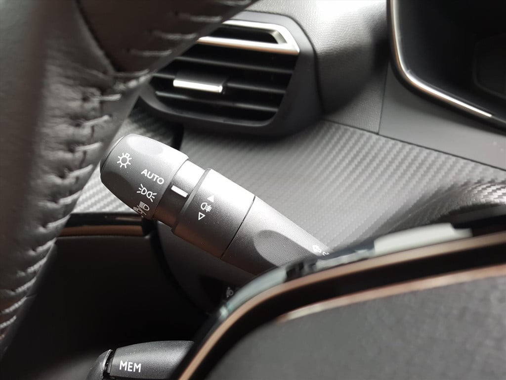 Peugeot 2008 1.2 puretech 100pk allure | navigatie | bluetooth | applecarpl