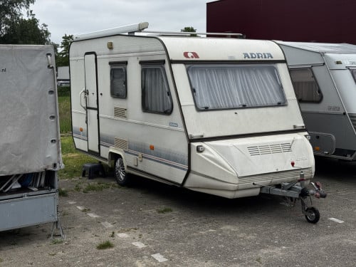 Mooi gezinscaravan Adria 440 , 1993 met orrigineel stapelbed, Tent ,uitbouw