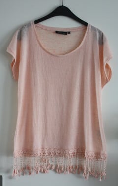 Zalmroze tshirt met kant onderaan het shirt maat xl