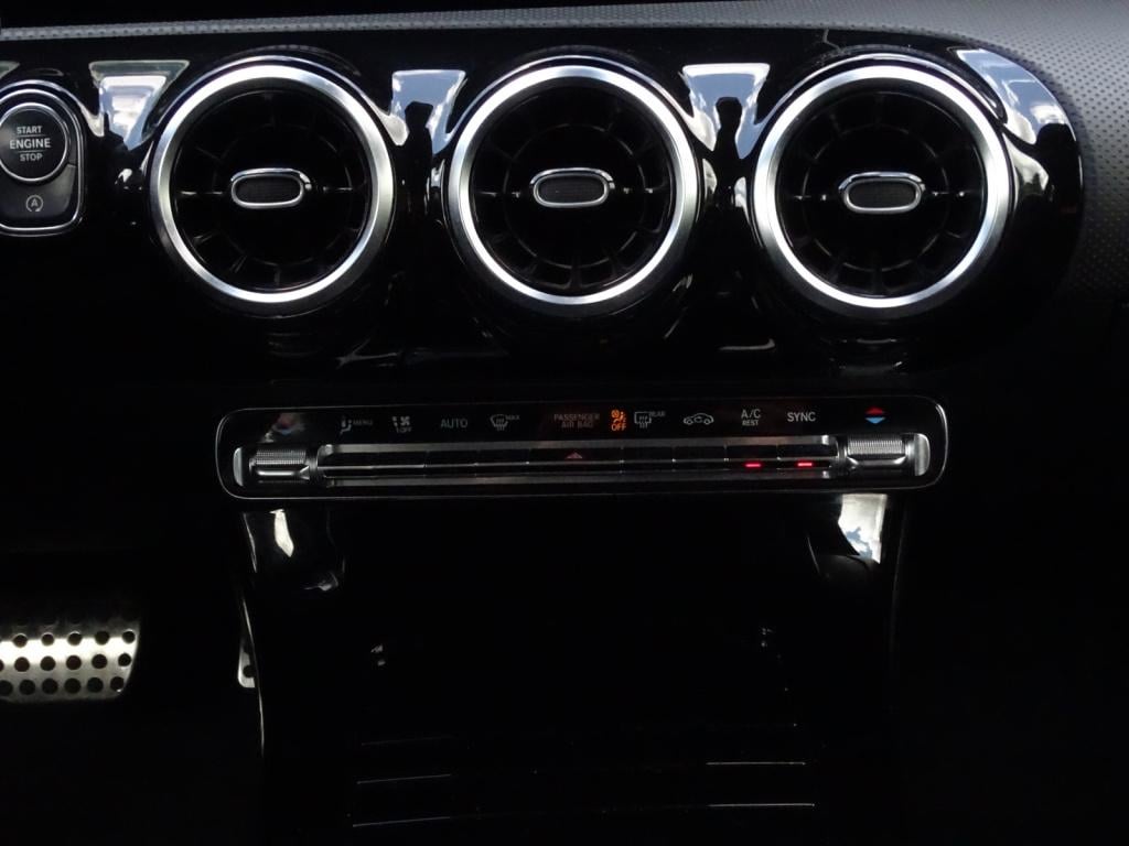 Mercedes-Benz A-Klasse 180 business solution amg | pano | widescreen