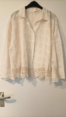 Mooie blouse met borduursel en kant aan de onderkant. Maat 42/44