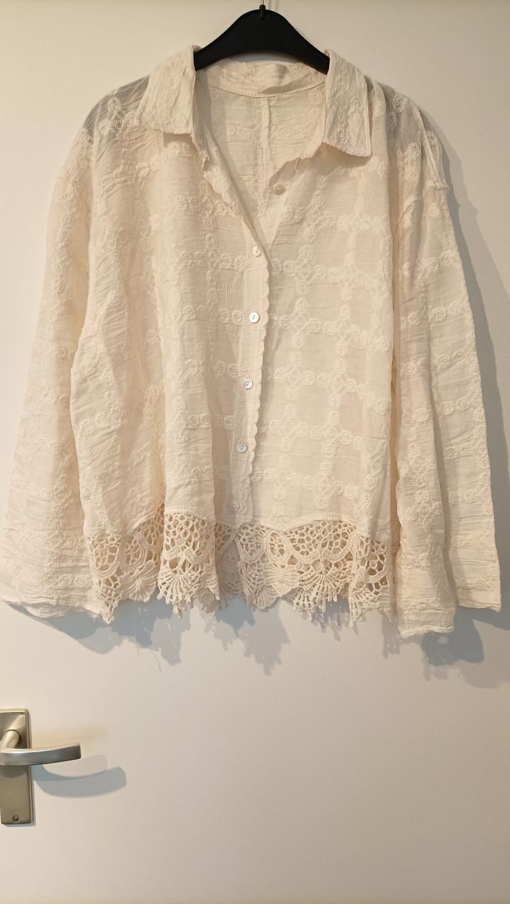 Mooie blouse met borduursel en kant aan de onderkant. Maat 42/44