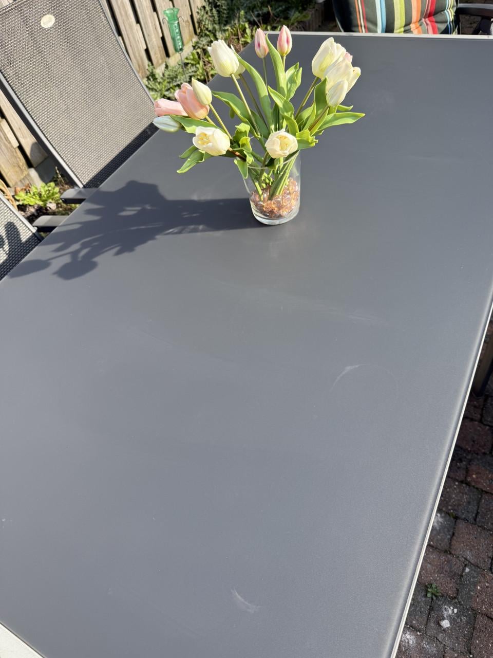 Tuintafel/ 4 Hartman verstelb stoelen. 4 kussens,  Kubus en voetenbankje.