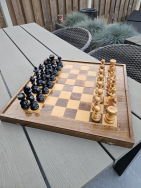Prachtig groot opvouwbaar vintage houten schaakspel in zeer nette staat