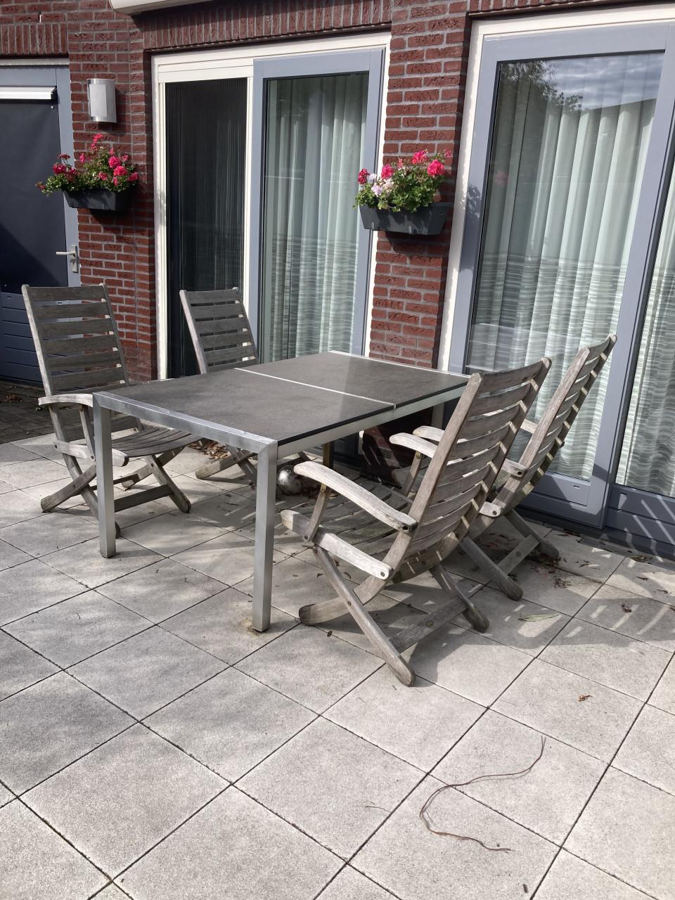 Tuintafel met 4 verstelbare teak houten stoelen