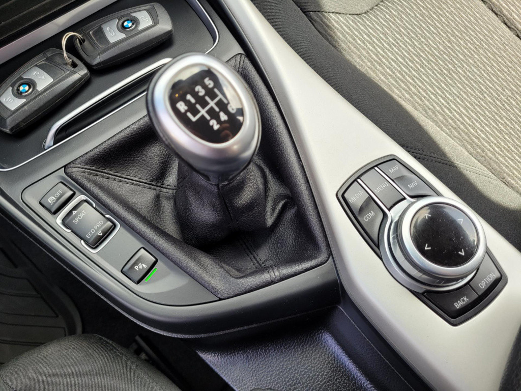 BMW 1 Serie 116i executive advantage . navi climate pdc lm velgen led stoel