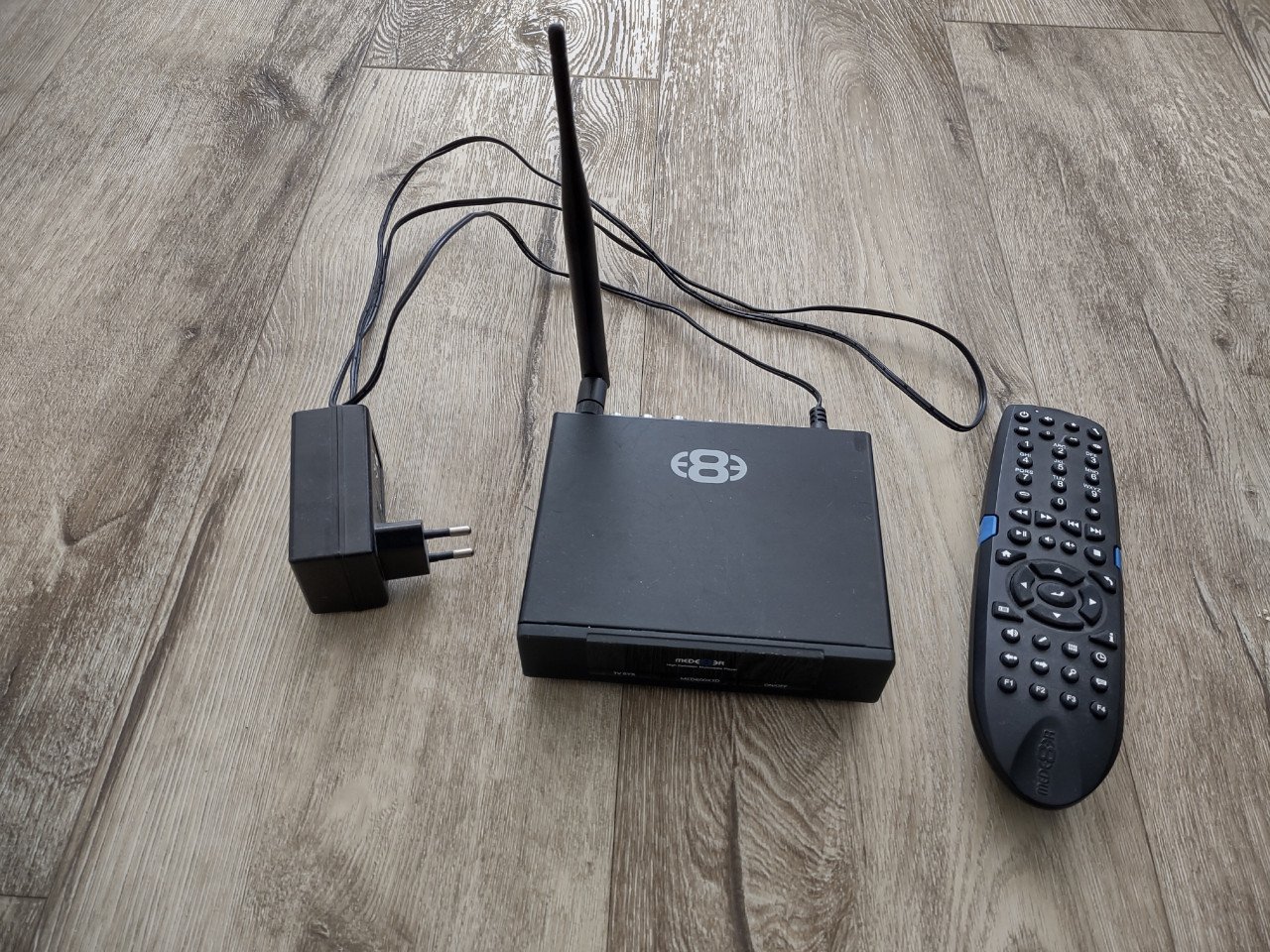 Nette mediaspeler Mede8er, MED600X3D met afstandsbediening.