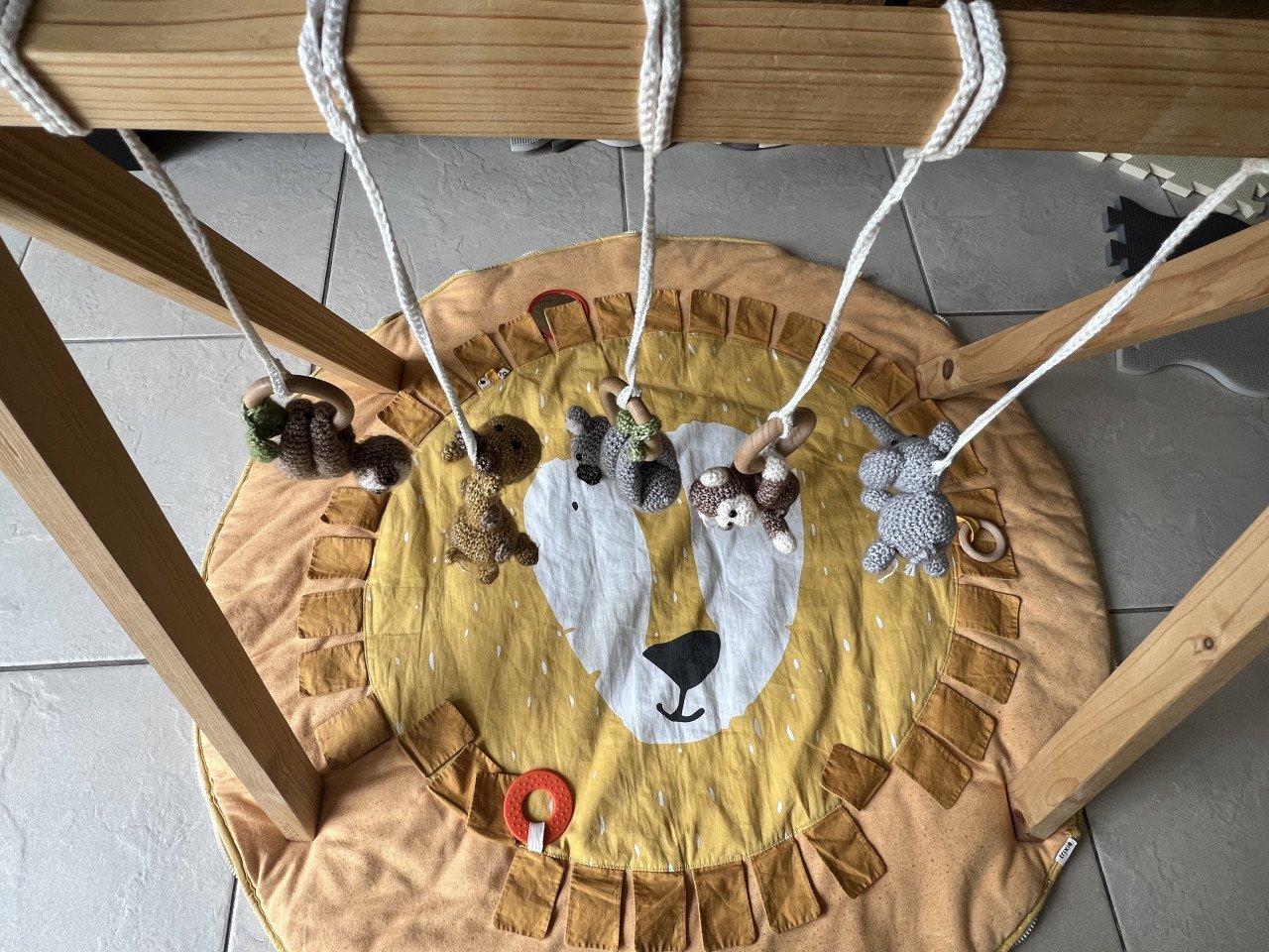Houten Babygym met Leeuw speelmat van Trixie