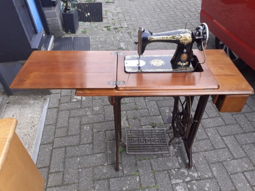 Oude *** Singer trap-naaimachine *** in Meubel Museem kwaliteit..!